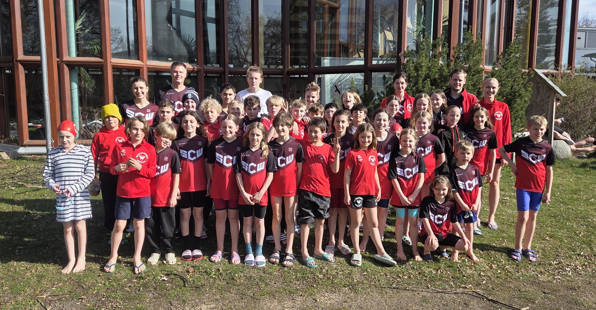 Gruppenbild außerhalb des Schwimmbads in Erlangen